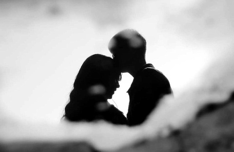 Gánh giữ chồng trĩu nặng vai... - Ảnh 1. Gánh giữ chồng trĩu nặng vai... - Ảnh 1.