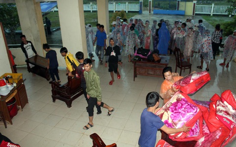 Trường ngập 3-4m, thầy trò lội bùn sơ tán - Ảnh 4. Trường ngập 3-4m, thầy trò lội bùn sơ tán - Ảnh 4.