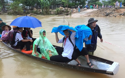 Trường ngập 3-4m, thầy trò lội bùn sơ tán - Ảnh 6. Trường ngập 3-4m, thầy trò lội bùn sơ tán - Ảnh 6.