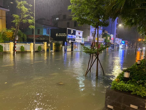 Thủy Tiên tiếp tục lội nước đi cứu trợ, Mỹ Tâm vượt mưa lớn đi trao quà - Ảnh 6. Thủy Tiên tiếp tục lội nước đi cứu trợ, Mỹ Tâm vượt mưa lớn đi trao quà - Ảnh 6.