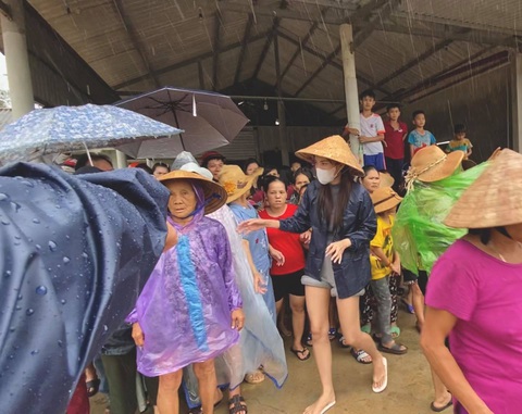 Thủy Tiên tiếp tục lội nước đi cứu trợ, Mỹ Tâm vượt mưa lớn đi trao quà - Ảnh 4. Thủy Tiên tiếp tục lội nước đi cứu trợ, Mỹ Tâm vượt mưa lớn đi trao quà - Ảnh 4.