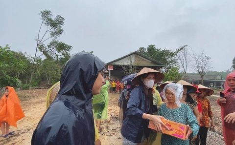 Thủy Tiên tiếp tục lội nước đi cứu trợ, Mỹ Tâm vượt mưa lớn đi trao quà - Ảnh 3. Thủy Tiên tiếp tục lội nước đi cứu trợ, Mỹ Tâm vượt mưa lớn đi trao quà - Ảnh 3.