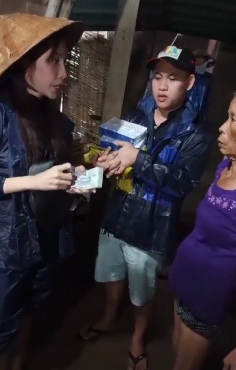 Thủy Tiên tiếp tục lội nước đi cứu trợ, Mỹ Tâm vượt mưa lớn đi trao quà - Ảnh 2. Thủy Tiên tiếp tục lội nước đi cứu trợ, Mỹ Tâm vượt mưa lớn đi trao quà - Ảnh 2.