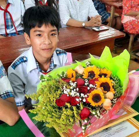 Khen thưởng học sinh lớp 8 trả lại ví tiền cho người làm vườn thuê - Ảnh 1. Khen thưởng học sinh lớp 8 trả lại ví tiền cho người làm vườn thuê - Ảnh 1.