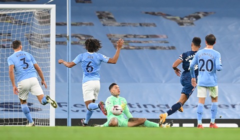 Sterling tỏa sáng, Man City hạ đo ván Arsenal tại Etihad - Ảnh 2. Sterling tỏa sáng, Man City hạ đo ván Arsenal tại Etihad - Ảnh 2.