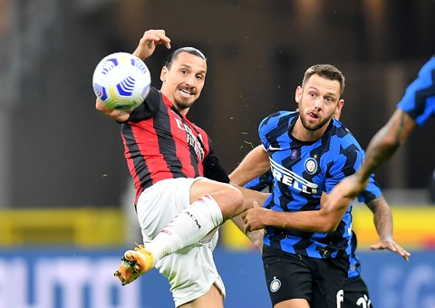 Trở lại sau khi mắc COVID-19, Ibrahimovic lập cú đúp giúp AC Milan thắng trận derby Milan - Ảnh 1. Trở lại sau khi mắc COVID-19, Ibrahimovic lập cú đúp giúp AC Milan thắng trận derby Milan - Ảnh 1.
