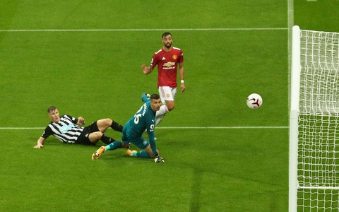 Bùng nổ cuối trận, Man Utd thắng đậm Newcastle tại St James Park - Ảnh 4. Bùng nổ cuối trận, Man Utd thắng đậm Newcastle tại St James Park - Ảnh 4.