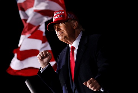 Tổng thống Trump đi vận động khi số ca dương tính lên kỷ lục - Ảnh 1. Tổng thống Trump đi vận động khi số ca dương tính lên kỷ lục - Ảnh 1.