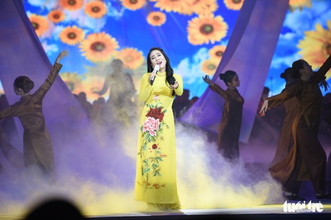 Thanh Ngân, Tạ Minh Tâm, Đàm Vĩnh Hưng hát mừng thành công Đại hội Đảng - Ảnh 3. Thanh Ngân, Tạ Minh Tâm, Đàm Vĩnh Hưng hát mừng thành công Đại hội Đảng - Ảnh 3.