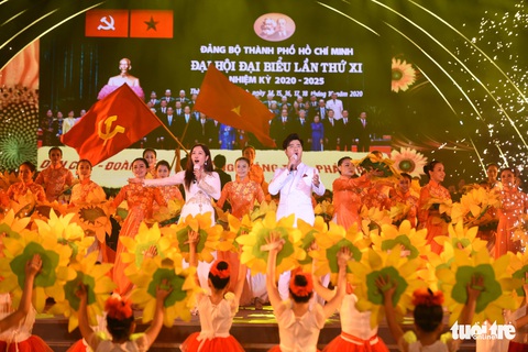 Thanh Ngân, Tạ Minh Tâm, Đàm Vĩnh Hưng hát mừng thành công Đại hội Đảng - Ảnh 2. Thanh Ngân, Tạ Minh Tâm, Đàm Vĩnh Hưng hát mừng thành công Đại hội Đảng - Ảnh 2.