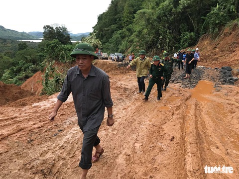 Hình ảnh chạy đua cứu nạn vụ sạt lở núi vùi lấp 22 cán bộ, chiến sĩ - Ảnh 1. Hình ảnh chạy đua cứu nạn vụ sạt lở núi vùi lấp 22 cán bộ, chiến sĩ - Ảnh 1.