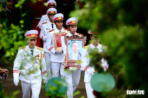 Hàng ngàn người vĩnh biệt, đưa linh cữu 13 chiến sĩ, cán bộ về quê nhà - Ảnh 10. Hàng ngàn người vĩnh biệt, đưa linh cữu 13 chiến sĩ, cán bộ về quê nhà - Ảnh 10.