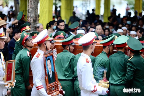 Hàng ngàn người vĩnh biệt, đưa linh cữu 13 chiến sĩ, cán bộ về quê nhà - Ảnh 9. Hàng ngàn người vĩnh biệt, đưa linh cữu 13 chiến sĩ, cán bộ về quê nhà - Ảnh 9.