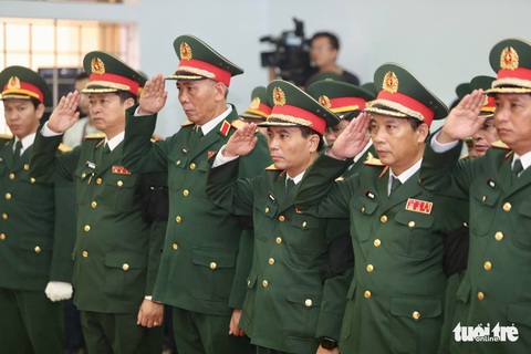 Hàng ngàn người vĩnh biệt, đưa linh cữu 13 chiến sĩ, cán bộ về quê nhà - Ảnh 20. Hàng ngàn người vĩnh biệt, đưa linh cữu 13 chiến sĩ, cán bộ về quê nhà - Ảnh 20.