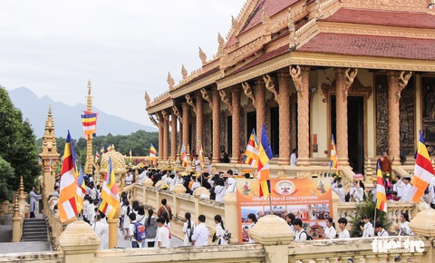 Độc đáo lễ cầu mưa và lễ dâng y Kathina tại làng Văn hóa - Du lịch các dân tộc Việt Nam - Ảnh 4. Độc đáo lễ cầu mưa và lễ dâng y Kathina tại làng Văn hóa - Du lịch các dân tộc Việt Nam - Ảnh 4.