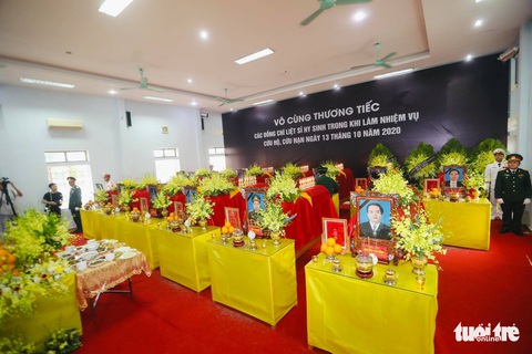 Hàng ngàn người vĩnh biệt, đưa linh cữu 13 chiến sĩ, cán bộ về quê nhà - Ảnh 1. Hàng ngàn người vĩnh biệt, đưa linh cữu 13 chiến sĩ, cán bộ về quê nhà - Ảnh 1.