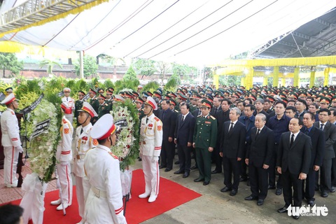 Hàng ngàn người vĩnh biệt, đưa linh cữu 13 chiến sĩ, cán bộ về quê nhà - Ảnh 18. Hàng ngàn người vĩnh biệt, đưa linh cữu 13 chiến sĩ, cán bộ về quê nhà - Ảnh 18.