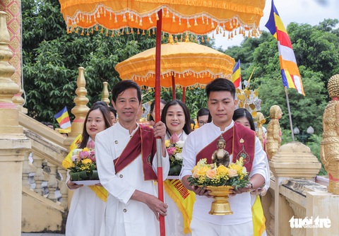 Độc đáo lễ cầu mưa và lễ dâng y Kathina tại làng Văn hóa - Du lịch các dân tộc Việt Nam - Ảnh 1. Độc đáo lễ cầu mưa và lễ dâng y Kathina tại làng Văn hóa - Du lịch các dân tộc Việt Nam - Ảnh 1.