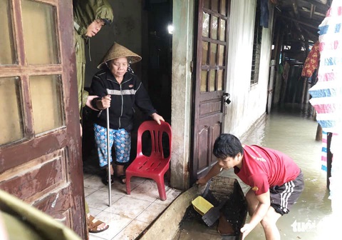 Hồ thủy lợi, thủy điện đồng loạt xả tràn, dân Hà Tĩnh chạy lụt - Ảnh 1. Hồ thủy lợi, thủy điện đồng loạt xả tràn, dân Hà Tĩnh chạy lụt - Ảnh 1.