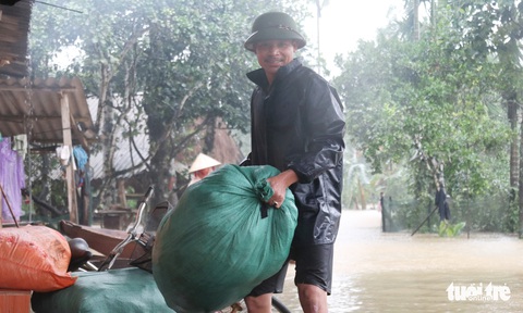 Hồ thủy lợi, thủy điện đồng loạt xả tràn, dân Hà Tĩnh chạy lụt - Ảnh 11. Hồ thủy lợi, thủy điện đồng loạt xả tràn, dân Hà Tĩnh chạy lụt - Ảnh 11.