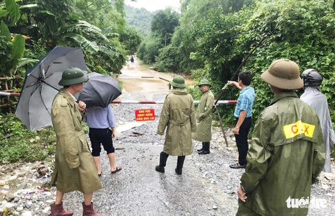 Lật thuyền trong đêm, 2 người được cứu, 1 người mất tích - Ảnh 1. Lật thuyền trong đêm, 2 người được cứu, 1 người mất tích - Ảnh 1.