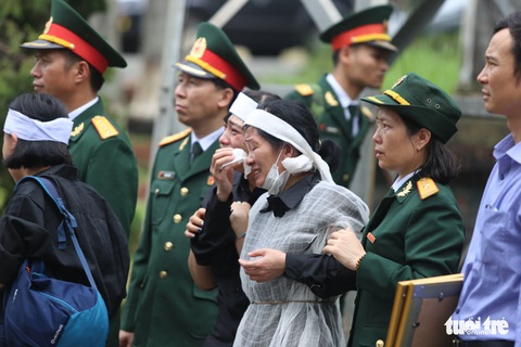Hàng ngàn người vĩnh biệt, đưa linh cữu 13 chiến sĩ, cán bộ về quê nhà - Ảnh 4. Hàng ngàn người vĩnh biệt, đưa linh cữu 13 chiến sĩ, cán bộ về quê nhà - Ảnh 4.