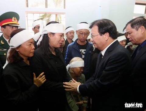 Hàng ngàn người vĩnh biệt, đưa linh cữu 13 chiến sĩ, cán bộ về quê nhà - Ảnh 14. Hàng ngàn người vĩnh biệt, đưa linh cữu 13 chiến sĩ, cán bộ về quê nhà - Ảnh 14.