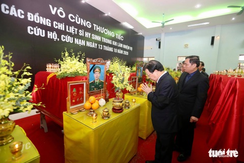 Hàng ngàn người vĩnh biệt, đưa linh cữu 13 chiến sĩ, cán bộ về quê nhà - Ảnh 13. Hàng ngàn người vĩnh biệt, đưa linh cữu 13 chiến sĩ, cán bộ về quê nhà - Ảnh 13.