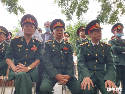 Hàng ngàn người vĩnh biệt, đưa linh cữu 13 chiến sĩ, cán bộ về quê nhà - Ảnh 25. Hàng ngàn người vĩnh biệt, đưa linh cữu 13 chiến sĩ, cán bộ về quê nhà - Ảnh 25.