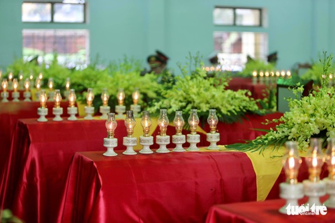 Hàng ngàn người vĩnh biệt, đưa linh cữu 13 chiến sĩ, cán bộ về quê nhà - Ảnh 16. Hàng ngàn người vĩnh biệt, đưa linh cữu 13 chiến sĩ, cán bộ về quê nhà - Ảnh 16.