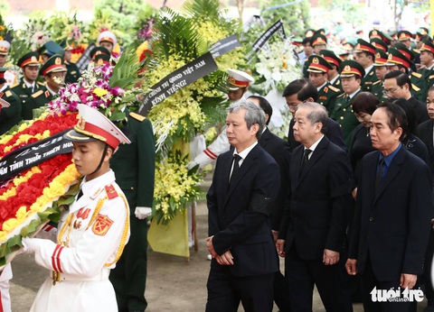 Hàng ngàn người vĩnh biệt, đưa linh cữu 13 chiến sĩ, cán bộ về quê nhà - Ảnh 19. Hàng ngàn người vĩnh biệt, đưa linh cữu 13 chiến sĩ, cán bộ về quê nhà - Ảnh 19.