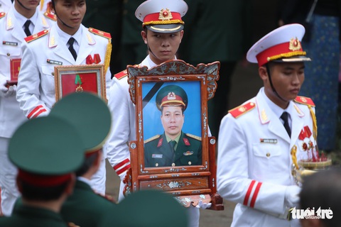 Hàng ngàn người vĩnh biệt, đưa linh cữu 13 chiến sĩ, cán bộ về quê nhà - Ảnh 6. Hàng ngàn người vĩnh biệt, đưa linh cữu 13 chiến sĩ, cán bộ về quê nhà - Ảnh 6.