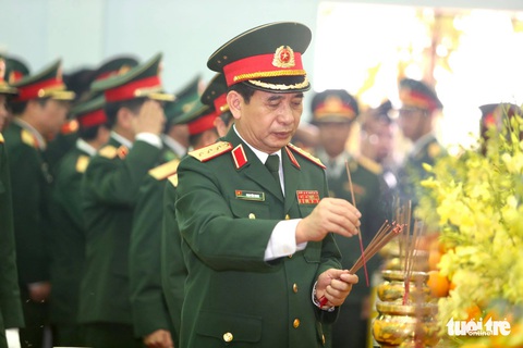 Hàng ngàn người vĩnh biệt, đưa linh cữu 13 chiến sĩ, cán bộ về quê nhà - Ảnh 15. Hàng ngàn người vĩnh biệt, đưa linh cữu 13 chiến sĩ, cán bộ về quê nhà - Ảnh 15.