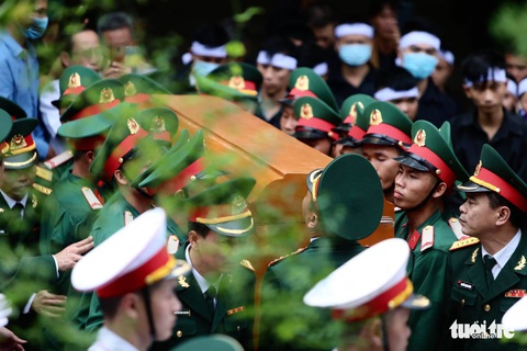 Hàng ngàn người vĩnh biệt, đưa linh cữu 13 chiến sĩ, cán bộ về quê nhà - Ảnh 3. Hàng ngàn người vĩnh biệt, đưa linh cữu 13 chiến sĩ, cán bộ về quê nhà - Ảnh 3.