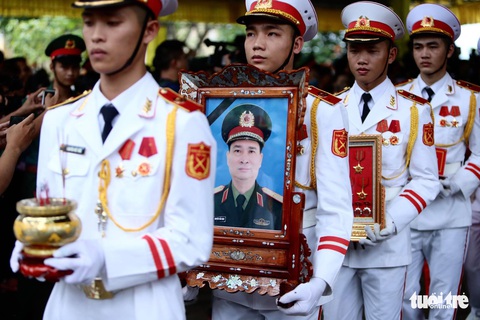 Hàng ngàn người vĩnh biệt, đưa linh cữu 13 chiến sĩ, cán bộ về quê nhà - Ảnh 2. Hàng ngàn người vĩnh biệt, đưa linh cữu 13 chiến sĩ, cán bộ về quê nhà - Ảnh 2.