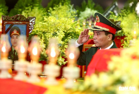 Hàng ngàn người vĩnh biệt, đưa linh cữu 13 chiến sĩ, cán bộ về quê nhà - Ảnh 21. Hàng ngàn người vĩnh biệt, đưa linh cữu 13 chiến sĩ, cán bộ về quê nhà - Ảnh 21.
