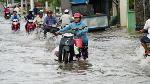 Triều cường đỉnh gặp mưa lớn, người dân TP.HCM đề phòng ngập nước, vỡ bờ bao - Ảnh 1. Triều cường đỉnh gặp mưa lớn, người dân TP.HCM đề phòng ngập nước, vỡ bờ bao - Ảnh 1.