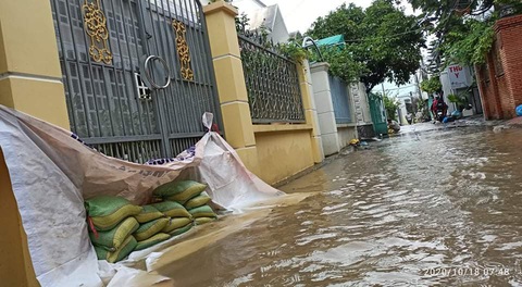 Công an, dân phòng Cần Thơ ra đường đẩy xe giúp dân vượt triều cường - Ảnh 8. Công an, dân phòng Cần Thơ ra đường đẩy xe giúp dân vượt triều cường - Ảnh 8.