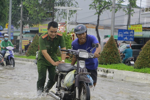 Công an, dân phòng Cần Thơ ra đường đẩy xe giúp dân vượt triều cường - Ảnh 4. Công an, dân phòng Cần Thơ ra đường đẩy xe giúp dân vượt triều cường - Ảnh 4.