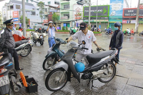 Công an, dân phòng Cần Thơ ra đường đẩy xe giúp dân vượt triều cường - Ảnh 6. Công an, dân phòng Cần Thơ ra đường đẩy xe giúp dân vượt triều cường - Ảnh 6.