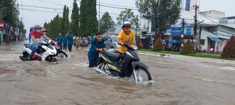 Công an, dân phòng Cần Thơ ra đường đẩy xe giúp dân vượt triều cường - Ảnh 1. Công an, dân phòng Cần Thơ ra đường đẩy xe giúp dân vượt triều cường - Ảnh 1.