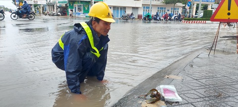 Công an, dân phòng Cần Thơ ra đường đẩy xe giúp dân vượt triều cường - Ảnh 9. Công an, dân phòng Cần Thơ ra đường đẩy xe giúp dân vượt triều cường - Ảnh 9.