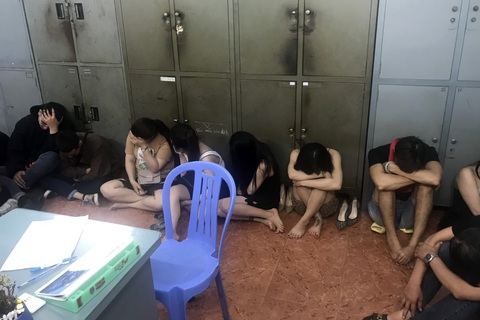 Có cả thiếu niên 16 tuổi dương tính ma túy trong quán pub trá hình - Ảnh 2. Có cả thiếu niên 16 tuổi dương tính ma túy trong quán pub trá hình - Ảnh 2.