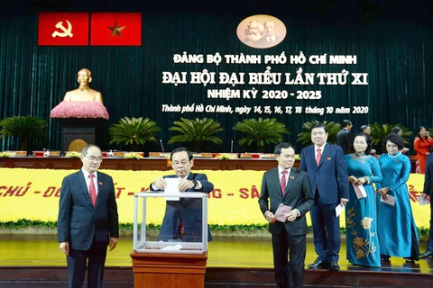 Đại biểu Đại hội Đảng bộ TP.HCM đóng góp ủng hộ đồng bào lũ lụt - Ảnh 1. Đại biểu Đại hội Đảng bộ TP.HCM đóng góp ủng hộ đồng bào lũ lụt - Ảnh 1.