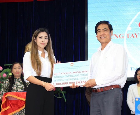Con gái Johnathan Hạnh Nguyễn trao 3,3 tỉ cho miền Trung và gia đình 13 liệt sĩ Rào Trăng 3 - Ảnh 1. Con gái Johnathan Hạnh Nguyễn trao 3,3 tỉ cho miền Trung và gia đình 13 liệt sĩ Rào Trăng 3 - Ảnh 1.