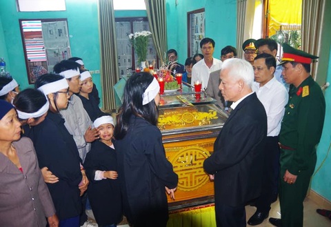 Truy thăng quân hàm cho binh nhất dũng cảm cứu đồng đội trước khi bị lũ cuốn trôi - Ảnh 2. Truy thăng quân hàm cho binh nhất dũng cảm cứu đồng đội trước khi bị lũ cuốn trôi - Ảnh 2.