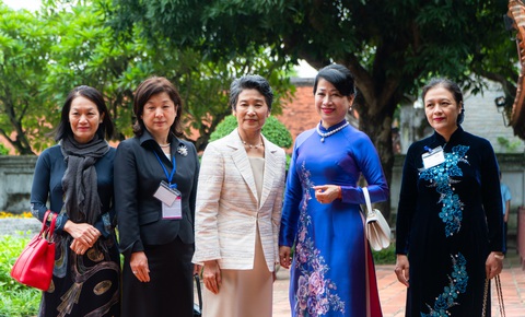 Phu nhân 2 thủ tướng Việt - Nhật thăm Văn Miếu trong tiết thu Hà Nội - Ảnh 1. Phu nhân 2 thủ tướng Việt - Nhật thăm Văn Miếu trong tiết thu Hà Nội - Ảnh 1.