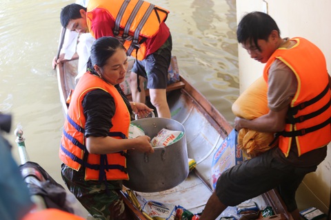 Thay vì tặng 1 bông hoa, hãy chuyển thành quà cho bà con vùng lũ - Ảnh 5. Thay vì tặng 1 bông hoa, hãy chuyển thành quà cho bà con vùng lũ - Ảnh 5.