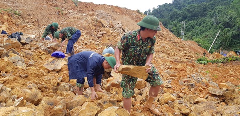 15 năm tù vì chiếm đoạt tiền của gia đình nạn nhân trong vụ sạt lở thủy điện Rào Trăng 3 - Ảnh 1. 15 năm tù vì chiếm đoạt tiền của gia đình nạn nhân trong vụ sạt lở thủy điện Rào Trăng 3 - Ảnh 1.