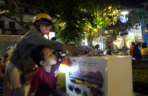 Nghệ sĩ Vũng Tàu hát gây quỹ ủng hộ bà con miền Trung - Ảnh 1. Nghệ sĩ Vũng Tàu hát gây quỹ ủng hộ bà con miền Trung - Ảnh 1.